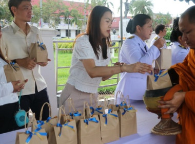 ร่วมพิธีสวดพระพุทธมนต์และทำบุญตักบาตรถวายพระราชกุศล ... พารามิเตอร์รูปภาพ 3
