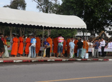 ร่วมพิธีสวดพระพุทธมนต์และทำบุญตักบาตรถวายพระราชกุศล ... พารามิเตอร์รูปภาพ 6