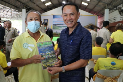 พิธีมอบสมุดประจำตัวผู้ได้รับคัดเลือกให้ทำกินในชุมช พารามิเตอร์รูปภาพ 1