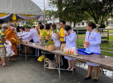 ร่วมพิธีทำบุญตักบาตรข้าวสารอาหารแห้ง ถวายพระราชกุศล ... พารามิเตอร์รูปภาพ 2